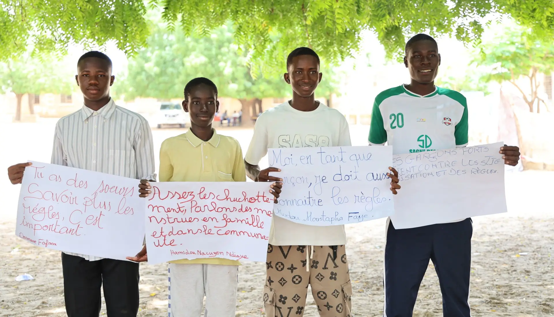 Amadou à gauche et ses camarades pairs éducateurs lors d’une session de production de messages de sensibilisation sur la gestion des menstrues