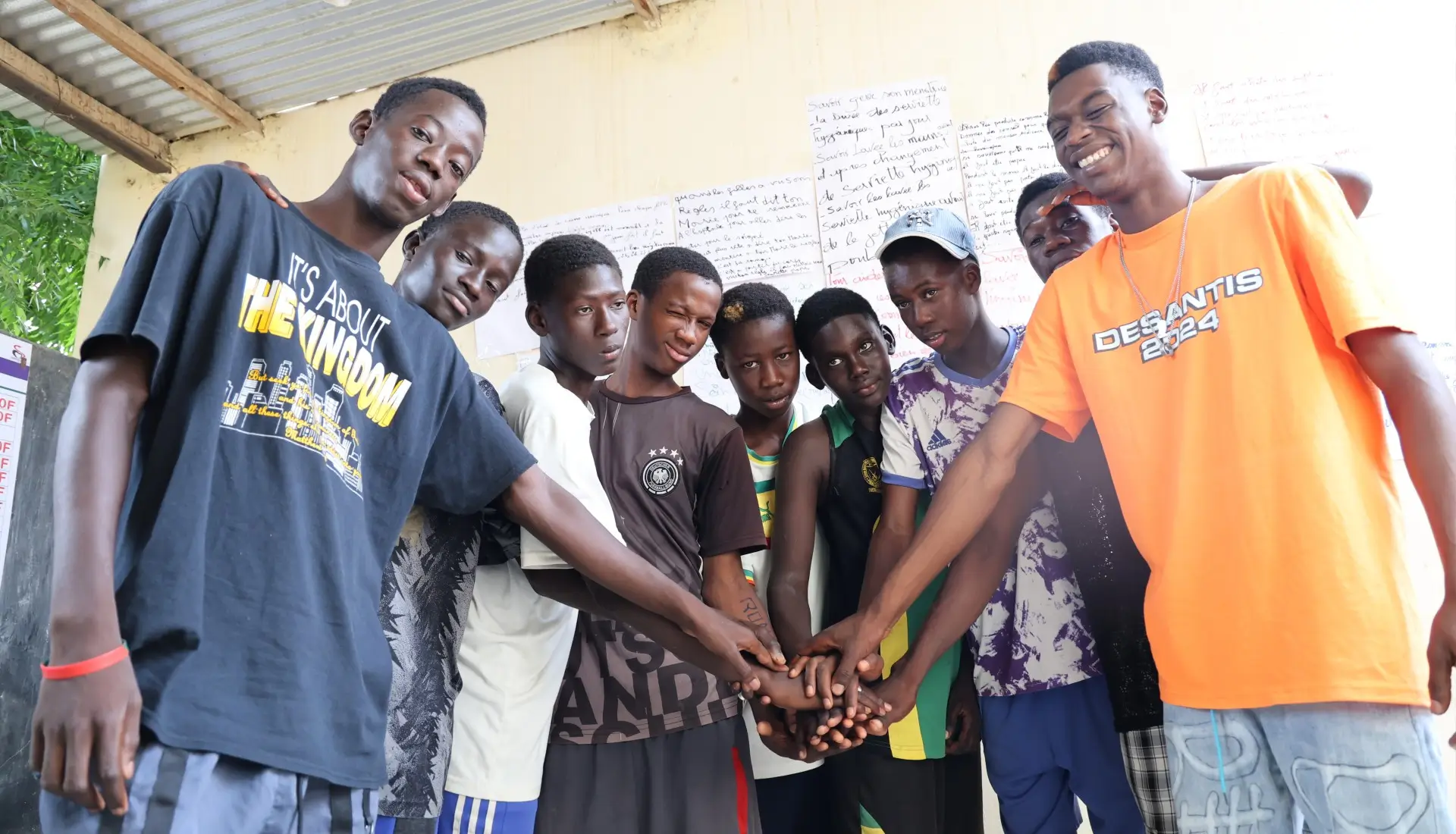 Moussa et ses camarades formés par le projet, engagés dans la sensibilisation et le plaidoyer pour la mobilisation de ressources en faveur de la santé reproductive des adolescents et jeunes.